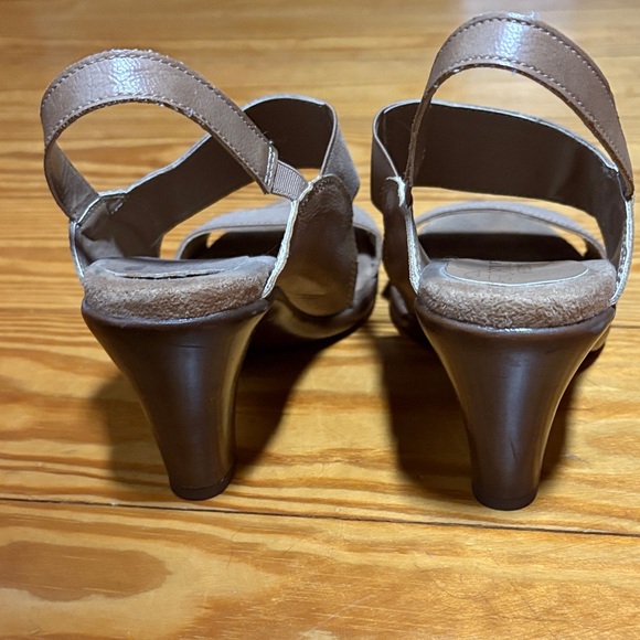 Aerosoles Heelrest Size 7 1/2 Tan Women's Heeled Sandals - Picture 2 of 4